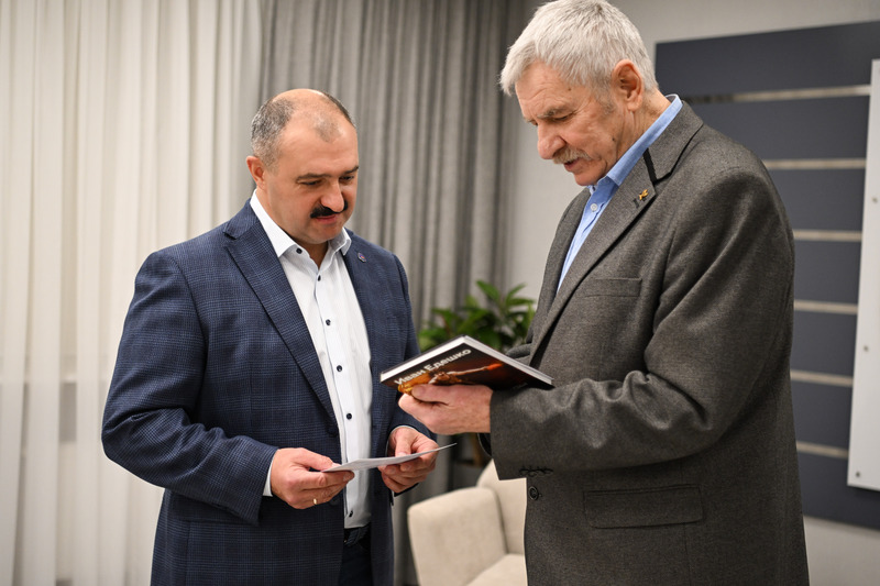 Виктор Лукашенко вручил медаль Национального олимпийского комитета 3